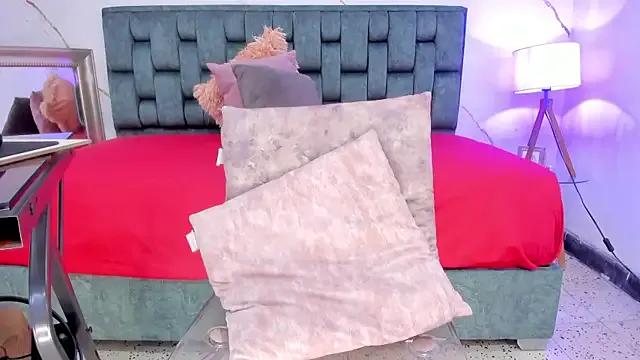 IsiisLovei — play with the queen