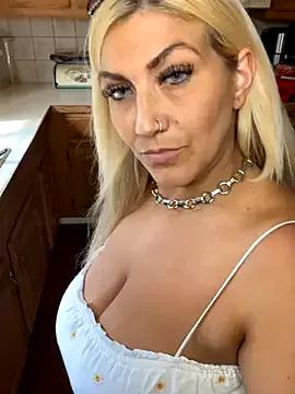 LittleMissEeve on StripChat 