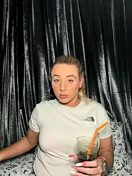 Strongqueen — Flash boobs in public pub toilet