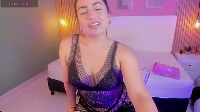 ZaraFoxx7 on StripChat 