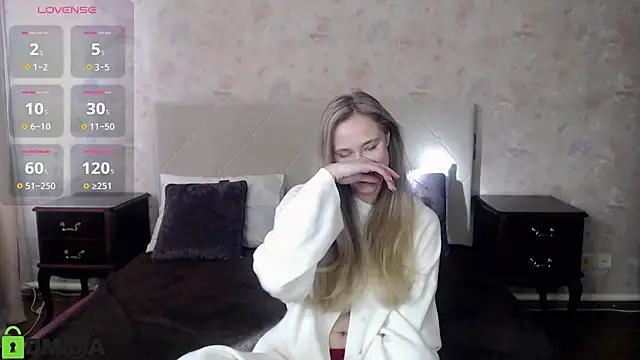 blondyriss from StripChat is Freechat