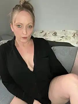 HoneyBluex from StripChat is Freechat