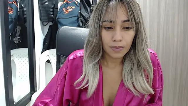 isabela_oh from StripChat is Freechat