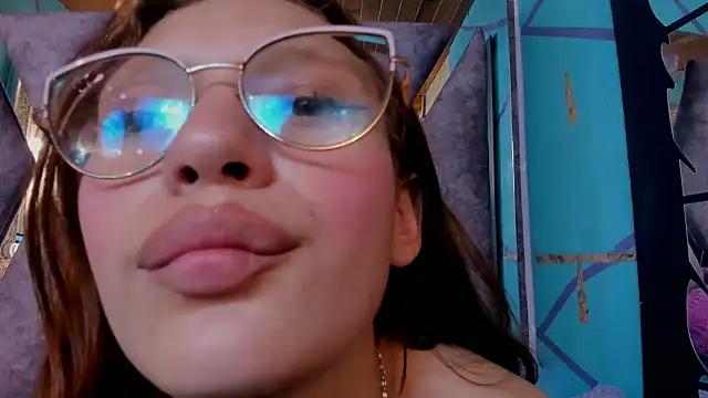 LARICSABLUE from StripChat is Freechat